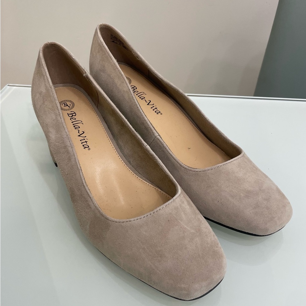 Size 8WW Bella Vita Women's Beige Suede box Heels